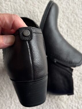 New Sz 6 Women’s Leather Ankle Boots